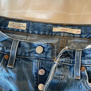 Levi’s wedgie light distress
